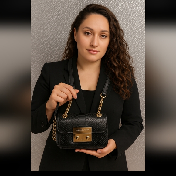 LOWISH START Michael Kors Black and Gold Crossbody - Picture 1 of 5